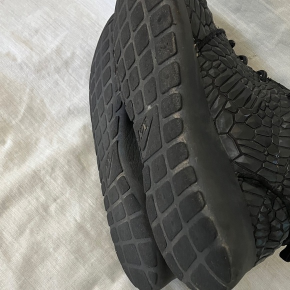 Nike 6 1/2 Women’s Roshe one triple Black Textured Sneakers - Picture 10 of 14